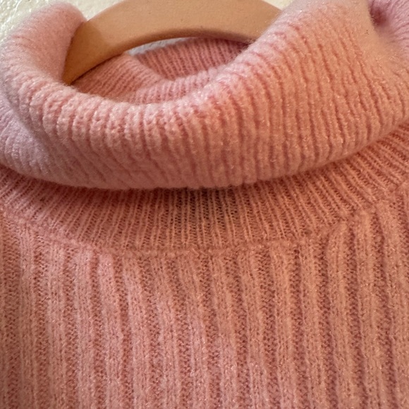 House of Harlow 1960 Pink Ribbed Short-Sleeve Turtleneck Sweater - Picture 4 of 8